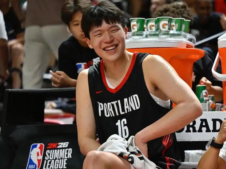 开云下载-常规赛快结束了，杨瀚森连洛杉矶英文说不出来，球迷：换个翻译吧